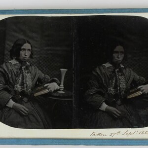 Mujer leyendo un libro. Ambrotipo estereoscópico. Fechado en 1855. Raro.