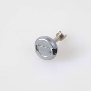 Puede incluir: Un pomo de metal de color plateado con una cara circular que presenta un centro rectangular empotrado y un pequeño acento negro en el borde. El pomo tiene un vástago cilíndrico que se extiende desde la parte posterior, terminando en un mecanismo de fijación con puntas.