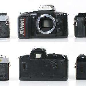 以下が含まれることがあります： 富士フイルム、ニコン、ミノルタなどのモデルを含む、6台のヴィンテージカメラのコレクション。 カメラは黒とシルバーで、レンズとブランド名が見えます。 画像はカメラの前面と背面の両方のビューを示しています。