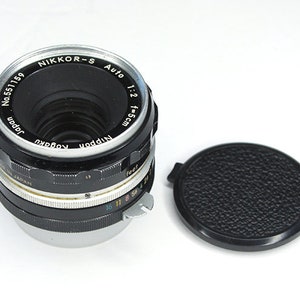 Objetivo Nikon Nikkor-S NON AI de 5 cm F2 con tapas Nippon Kogaku