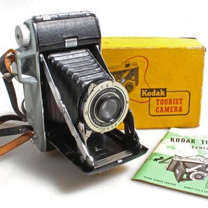 Appareil photo argentique touristique Kodak dans sa boîte d&#39;origine//Appareil photo art déco//Appareil photo à soufflet