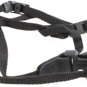 Könnte beinhalten: Schwarzer Kameranackengurt mit verstellbaren Schnallen und gewebtem Nylongewebe. Der Gurt hat einen gepolsterten Bereich für Komfort und ist für die Befestigung an einem Kameragehäuse konzipiert.