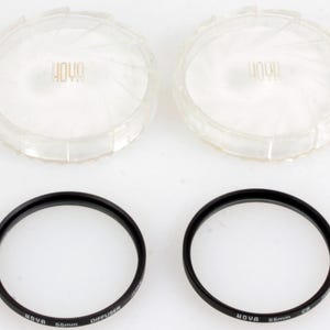 Puede incluir: Dos difusores de lente Hoya de plástico transparente y dos filtros de lente Hoya negros de 55 mm.