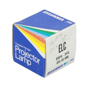Może przedstawiać: Niebieskie pudełko z wzorem tęczy i tekstem "Tungsten Halogen Projector Lamp" z przodu. Pudełko ma również tekst "SYLVANIA" i "ELC" z przodu. Pudełko ma ręcznie napisany tekst, który brzmi "16 MM", "MC + 3" i "250 W. - 24V. AVG 50 HRS."