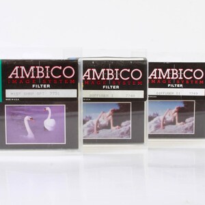 Puede incluir: Tres filtros de cámara Ambico Image System en estuches de plástico transparente. Las etiquetas negras muestran el texto Ambico Image System Filter, con etiquetas específicas para Mist Sharp Spt 7731, Diffuser I 7740 y Diffuser II 7749.