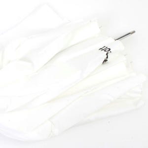 Könnte beinhalten: Ein weißer Regenschirm mit einem schwarzen "Off-White"-Logo, das auf den Stoff gedruckt ist.