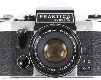 1970年代のPraktica 35mmフィルムカメラ（50mm f/1.7レンズ搭載）の
