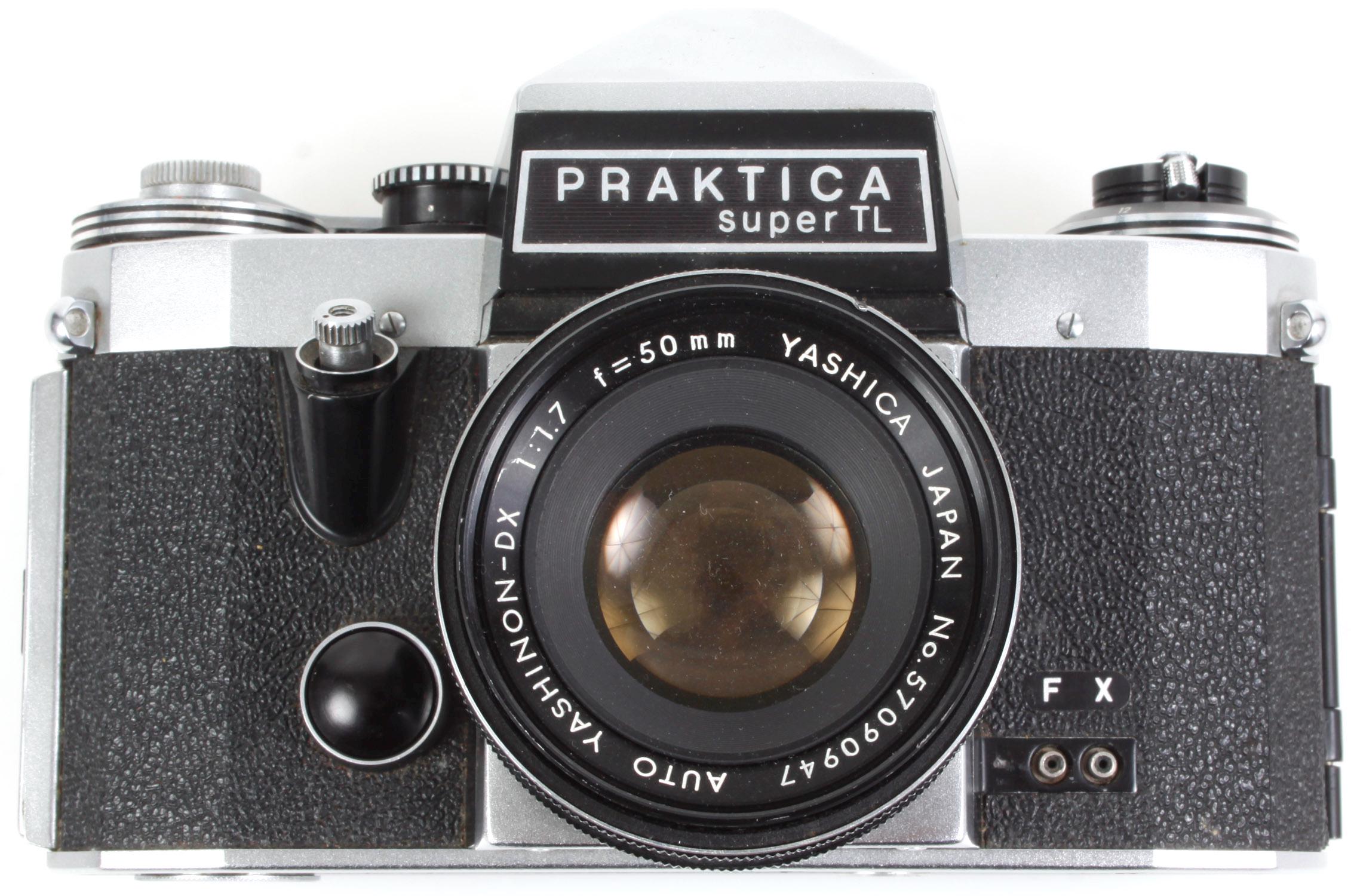 1970年代のPraktica 35mmフィルムカメラ（50mm f/1.7レンズ搭載）の
