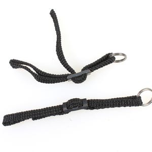 以下が含まれることがあります： 金属製のリングとプラスチック製のバックルが付いた黒いカメラストラップ2本。