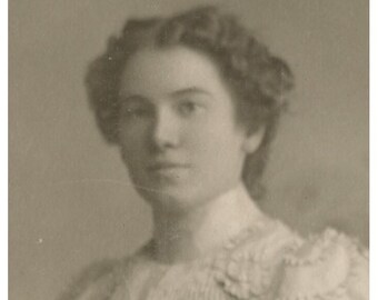 Retrato de estudio, dama con bonito vestido, mesa