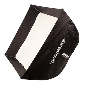 Könnte beinhalten: Ein schwarzer Westcott Apollo Softbox mit weißem Innenraum. Der Softbox ist zusammengeklappt und das Westcott Logo ist sichtbar.