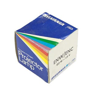 Puede incluir: Una caja azul con un diseño de arcoíris y el texto "Projector Lamp" en la parte delantera. La caja está etiquetada con "Sylvania" y "ENW/ENC 30 W - 19 V".