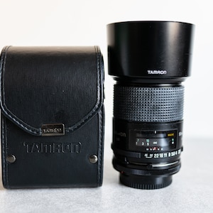 Tamron SP 90mm f2.5 Makroobjektiv für Canon FD Mount mit Kappen, Kapuze und Gehäuse