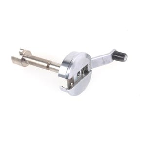 Puede incluir: Una herramienta de metal plateado con un mango y una cabeza circular. La herramienta tiene un cuerpo cilíndrico con un extremo ranurado y un mango de plástico negro. La herramienta está diseñada para un propósito mecánico específico.