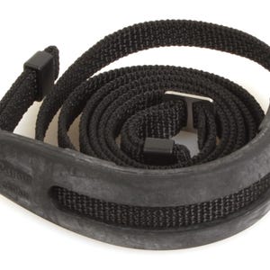 Puede incluir: Una correa de cuello negra para cámara con una almohadilla de cuello de goma. La correa está hecha de nailon tejido y tiene hebillas de plástico ajustables. La almohadilla para el cuello es curva y tiene una superficie texturizada.