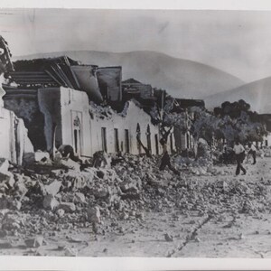 1953年、地震の跡地を捜索する人々の写真 - ギリシャ