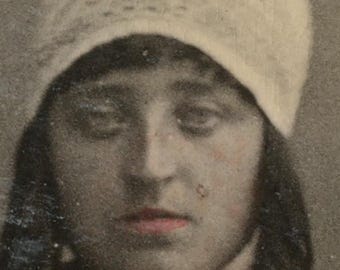 1880 Holland, tonat foto av dam i traditionell klädsel, havsbakgrund
