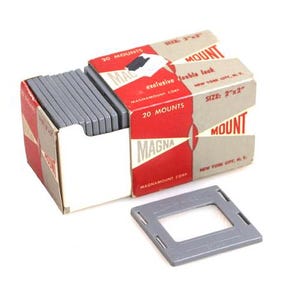 Könnte beinhalten: Eine Schachtel mit 20 grauen Magna Mount-Diaschiebern, Größe 2" x 2", mit einem roten und weißen Etikett mit der Aufschrift "Magna Mount" und "Exclusive Double Lock".