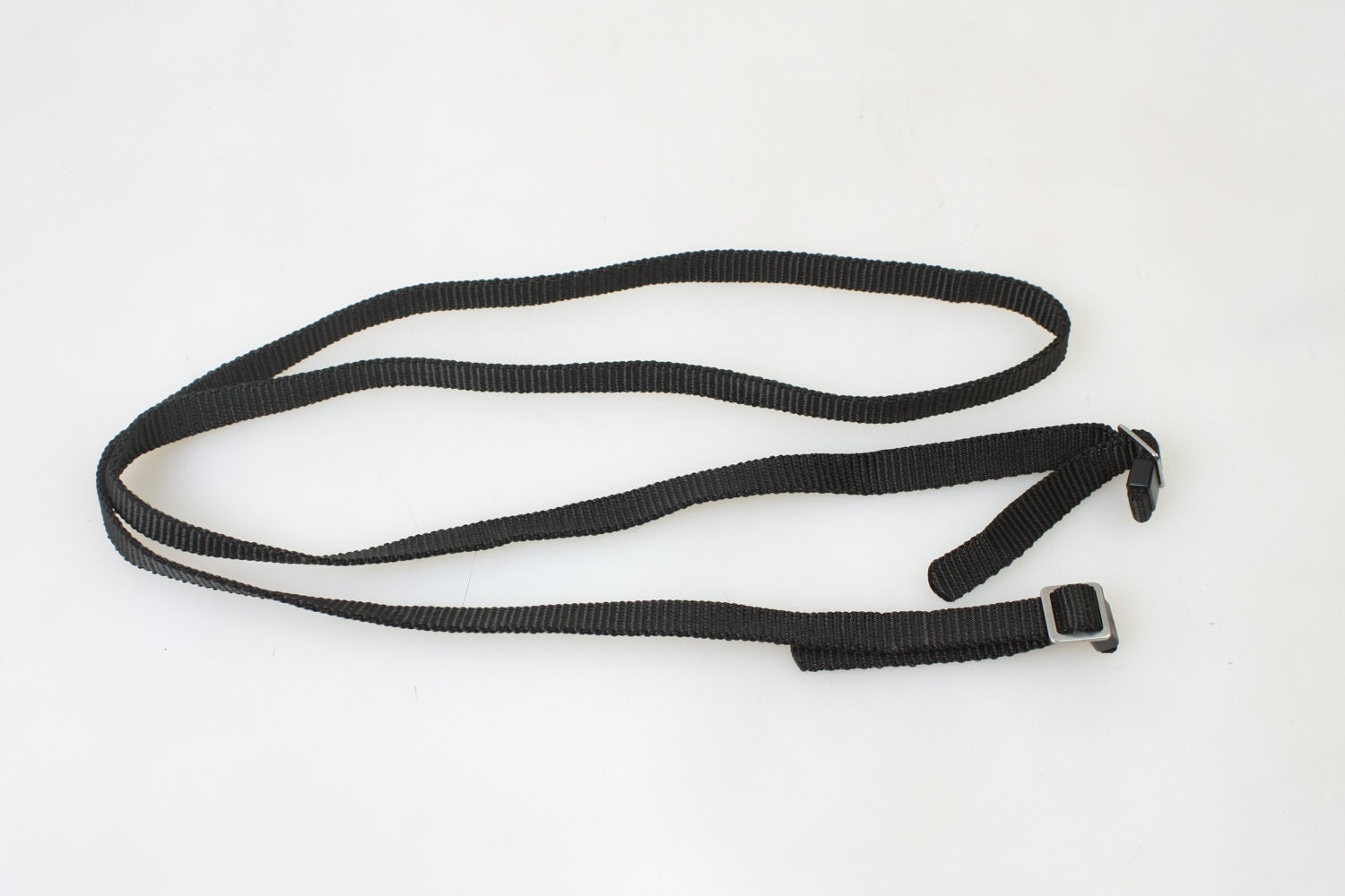 CAMERA STRAP THIN BLACK 1960 NEW CAMERA STRAP THIN BLACK 1960 NEW