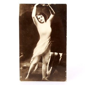 vintage Français Carte postale de Graceful Dancing Lady Black & White Photo