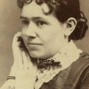 Kvinna med båda händerna vid kinden. Dramatisk pose. Cdv.