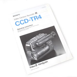 Può includere: Un manuale di istruzioni operative per la videocamera Sony CCD-TR4. La copertina bianca riporta il testo Sony, Video Camera Recorder, CCD-TR4, Operating Instructions e Video 8 Handycam, con un'immagine in bianco e nero della videocamera.