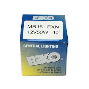 Puede incluir: Una caja azul y blanca para una bombilla EIKO MR16 EXN 12V50W 40°. La caja dice "The Quality Lamp!"  "¡La Bombilla de Calidad!" y "L'Ampoule de Qualité!"