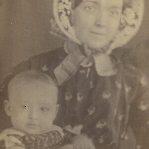 Vintage skåpkortsfoto: Mor med vridande barn, Keeseville NY - Historiskt porträtt