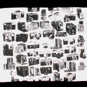 Peut inclure: Une illustration en noir et blanc d'une variété d'appareils photo vintage. Les appareils photo sont de formes et de tailles différentes, et certains ont des objectifs, des viseurs et d'autres détails. L'illustration est sur un fond blanc.