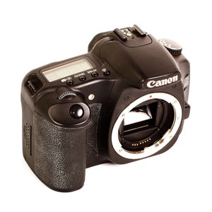 Canon EOS 30D 8.2MP DSLR Camera Body with Battery Grip BG-E2N image 2