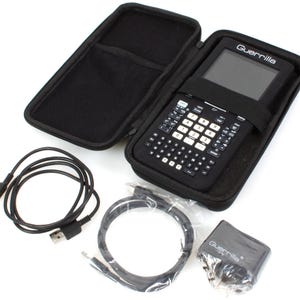 以下が含まれることがあります： 画面とキーボードが付いた黒い電卓。黒いキャリングケース、USBケーブル、黒い電源アダプターが付属しています。電卓には「Guerrilla」という文字が印刷されています。