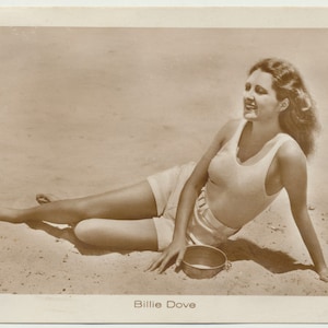 Plezier op het strand w/haar favoriete pot. Duitsland. 1930. foto briefkaart.