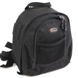 Puede incluir: Mochila negra para cámara con un bolsillo de malla y el logotipo de Lowepro.
