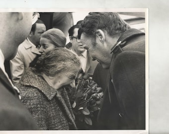 Pressefoto von 1971: Die israelische Premierministerin Golda Meir bei ihrer Ankunft in New York City (nur als Nachdruck im Format 8x10).