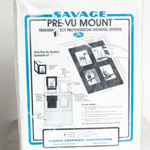 Op de afbeelding: Een zwart-wit instructievel voor een Savage Pre-Vu Mount transparantie presentatiebekijksysteem. De vel toont hoe het systeem te gebruiken, dat een transparantie montagehoes, een achterpaneel voor presentatie en zwarte kaarten om lege kijkvensters te vullen omvat. De vel bevat ook een diagram van het systeem en een lijst van de verschillende beschikbare maten.