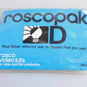 Op de afbeelding: Een blauwe RoscoPak HD reflector kit voor video- en filmproductie. Het pakket bevat een blauw/zilveren reflector, 18 vierkante voet (165cm x 122cm). Het pakket heeft het Rosco Video Kits logo en het nummer 8503.