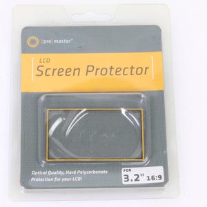 Puede incluir: Un paquete de plástico transparente que contiene un protector de pantalla para una pantalla LCD de 3,2 pulgadas con una relación de aspecto de 16:9. El paquete está etiquetado como "pro master LCD Screen Protector" e incluye el texto "Optical Quality, Hard Polycarbonate Protection for your LCD!" y "FOR 3.2" 16:9".