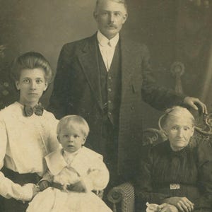 Vintage 3-Generationen Familienfoto: Oma nimmt Schwiegertochter ab, Original Silberdruck auf 20x15 Karte