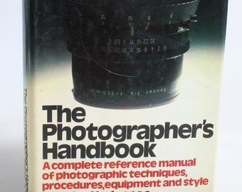 THE PHOTOGRAPHERS HANDBOOK, 1e editie 1981 door John Hedgecoe, harde kaft met stofomslag