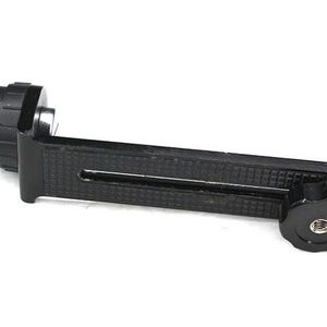 Puede incluir: Accesorio de cámara negro con un cuerpo rectangular texturizado y una perilla atornillable. El accesorio tiene un tornillo puntiagudo plateado en un extremo y una perilla roscada en el otro. Diseñado para montar cámaras.