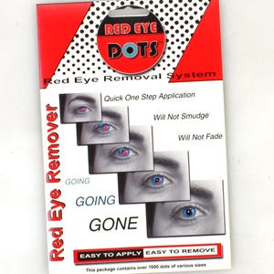 Könnte beinhalten: Produktverpackung von Red Eye Dots mit einem rot-weiß-blauen Logo. Die Verpackung zeigt eine Reihe von Bildern eines Auges mit rotem Auge, dann einen blauen Punkt, der aufgetragen wird, und dann das rote Auge entfernt wird. Der Text auf der Verpackung lautet "Red Eye Dots", "Red Eye Removal System", "Schnelle Anwendung in einem Schritt", "Verschmiert nicht", "Verblasst nicht", "Geht", "Weg", "Einfach anzuwenden", "Einfach zu entfernen", und "Diese Packung enthält über 1600 Punkte in verschiedenen Größen".