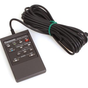 Könnte beinhalten: Eine schwarze Panasonic Fernbedienung mit verschiedenen Steuertasten. Sie ist mit einem langen, aufgerollten schwarzen Kabel verbunden, das mit einem grünen Gummiband befestigt ist. Der Text "Panasonic Remote Controller" ist sichtbar.