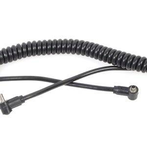 Könnte beinhalten: Ein schwarzes Spiralkabel mit einem rechtwinkligen Stecker an jedem Ende.