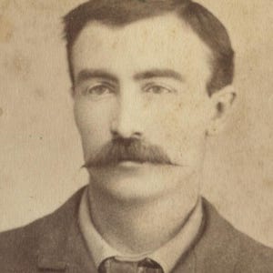 Fotografía antigua: Retrato de estudio de un hombre con bigote y traje elegante - Original, 4,25 x 6,5 pulgadas, arte mural coleccionable