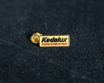 Kolekcjonerska spinka do klapy/krawatu z aparatem Kodak Kodalux – nowa, stara seria