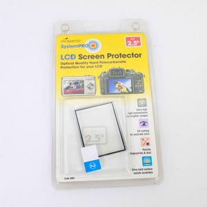 Peut inclure: Un emballage jaune et blanc pour un protecteur d'écran LCD de 2,5 pouces. L'emballage montre un appareil photo avec un protecteur d'écran. Le texte sur l'emballage indique "SystemPRO LCD Screen Protector".