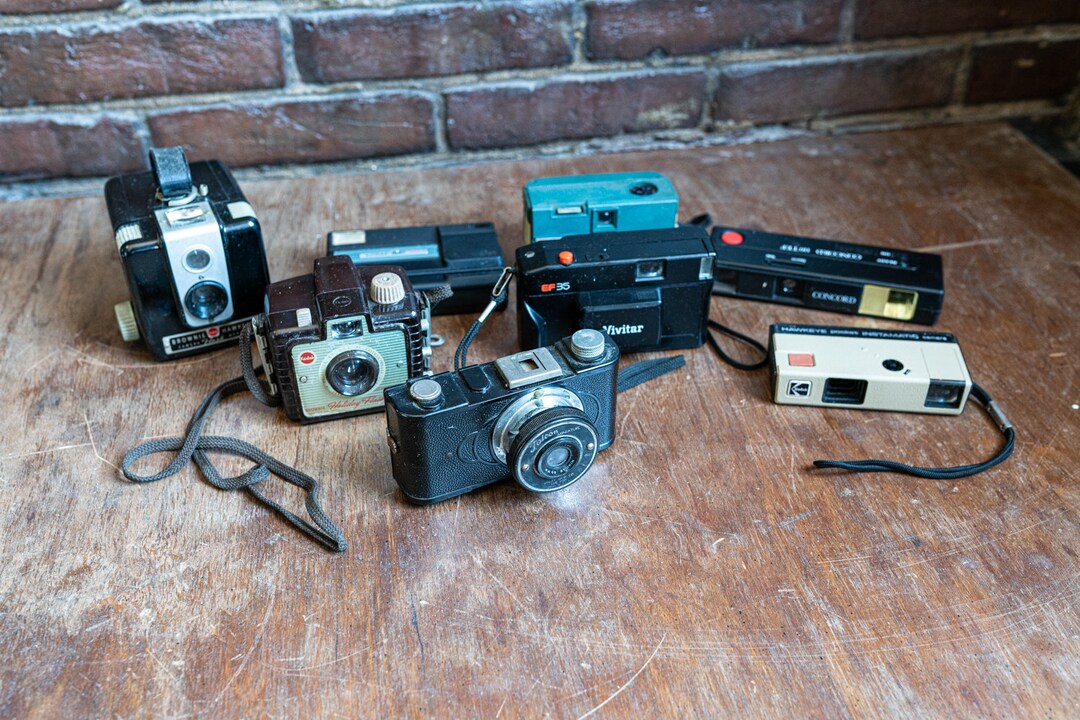 Gros Lot De 25 Appareils Photo Et Flashs – Pour Pièces Détachées Uniquement