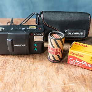 Olympus Infinity S 35mm Point and Shoot Camera met case en twee filmrolletjes