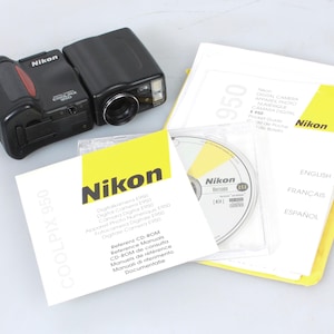 Nikon Coolpix 950 2MP Digital Camera 3x Optical Zoom w Manual