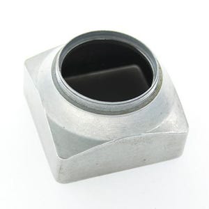 Op de afbeelding: Een zilveren metalen lenskap met een vierkante vorm en een ronde opening. De kap heeft een zwarte binnenkant.